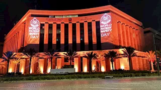 إضاءة مبنى وزارة الصحة باللون البرتقالي احتفالًا بسلامة المرضى