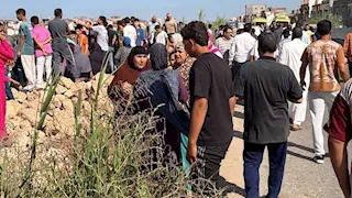 "وقعت بيهم في الترعة".. مصرع سائق وإنقاذ سيدتين بعد انقلاب "تمناية" بالبحيرة
