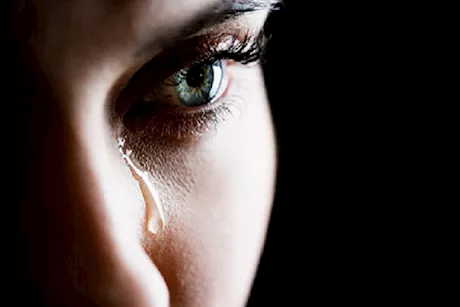 لماذا نشعر بالتحسن بعد البكاء؟ سر غامض وراء الراحة النفسية