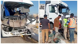 "وش الأتوبيس طار".. 20 مصابًا في تصادم نقل وميني باص بطريق السخنة (صور)