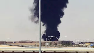 رويترز: دخان قرب مطار الرياض بعد إنذارات هجوم جوي وسماع انفجارات
