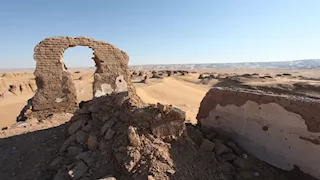 "عظام تحت الرمال ومبنى أشباح".. ألغاز المكان الذي طمسته الصحراء بالوادي الجديد -صور