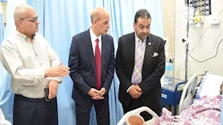 رئيس جامعة بني سويف يزور والد الطفل "محمد" بعد إنقاذه من جلطة بالمخ