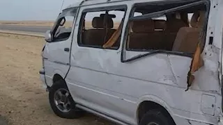 اصطدم بحاجز خرساني.. 6 مصابين في انقلاب ميكروباص بطريق السويس - القاهرة