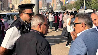 محافظ الدقهلية لسائقي السرفيس بموقف جديلة: لا تهاون مع تقسيم الخطوط
