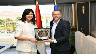 بالصور- محافظ أسوان يستقبل السفيرة نبيلة مكرم لإطلاق مبادرة "إيد واحدة"