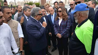 وزيرة التنمية المحلية ومحافظ الدقهلية يتفقدان معدات النظافة ووسائل مواصلات المنصورة