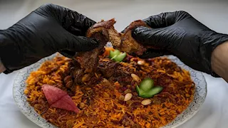 عادة شائعة في المطاعم.. طبيب يحذر من تناول الطعام بالقفازات