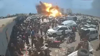 بالفيديو.. انفجار ضخم يهز سوقًا مكتظًا قرب باب المندب 