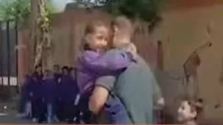 عشان يفرح زي زمايله.. معلم يحمل تلميذًا من ذوي الهمم في سباق جري بقنا