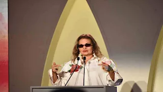 يسرا تعلق على تكريم منى زكي من مهرجان الجونة السينمائي 