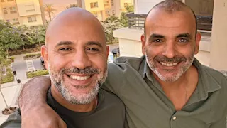 بعد القبض على ملحن شهير.. عزيز الشافعي ينشر صورة مع أيمن بهجت قمر