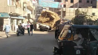 بعد تركيبها بساعات.. سيارة نقل تسقط بوابة كوبري الباجور بالمنوفية