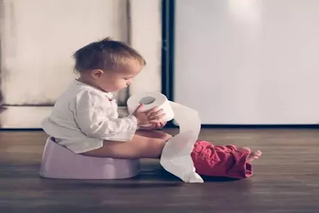 أسباب كثرة التبرز عند الأطفال.. متى يستدعي القلق؟