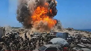 بالفيديو.. لحظة استهداف سوق شعبي جنوب غرب اليمن 