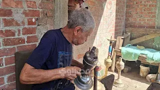 "النحاس غواية".. عم مصطفى يروي حكاية 60 عامًا بين مطارق القيسارية بأسيوط - فيديو وصور