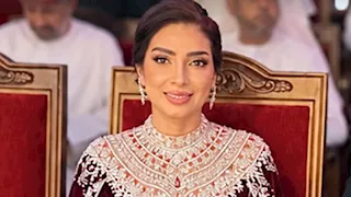 روجينا تخطف الأنظار بالزي العماني.. والجمهور: "محتشمة وجميلة"