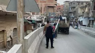 "كلاكيت تالت مرة".. سيارة تسقط بوابة كوبري الباجور وتحطم واجهة محل (صور)