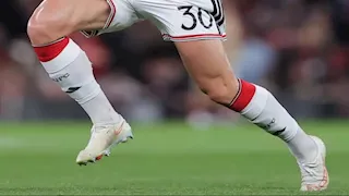 "بحجم بطاقة الائتمان.. لماذا يفضل نجوم الدوري الإنجليزي واقيات الساق الصغيرة؟