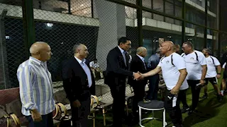 بالصور.. وزير الشباب والرياضة يؤازر منتخب مصر قبل مواجهة أنجولا