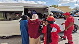الهلال الأحمر  يستقبل الدفعة الـ87 من الجرحى والمرضى الفلسطينيين عبر معبر رفح