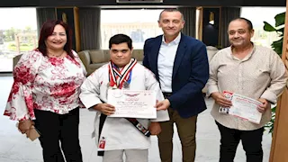 محافظ أسوان يكرم كيرلس ويصا بعد تتويجه بطلًا للجمهورية في الكاراتيه