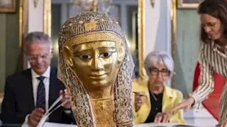 مصر تسترد قناع مومياء ذهبي من سويسرا.. بيان من مجلس الوزراء