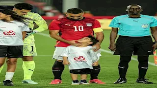 "يقبل رأس طفل".. محمد صلاح يخطف الأنظار خلال مباراة مصر وأنجولا