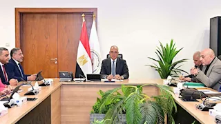 وزير الري يوجه بتعزيز الرقابة الرقمية على أعمال تطهير المجاري المائية