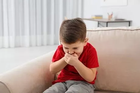 هذه أسباب القيء عند الأطفال.. طرق طبيعية للتخلص منه