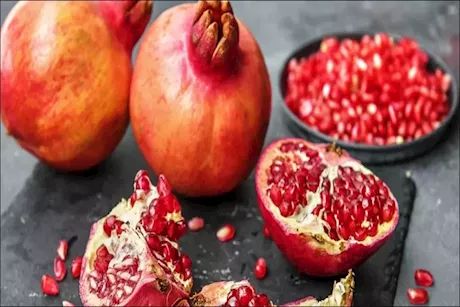 هل يساعد الرمان على حرق الدهون وفقدان الوزن؟ أخصائي سمنة يجيب