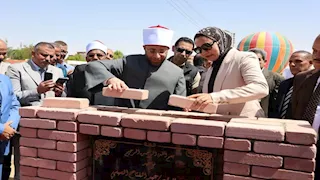 بالصور- وزير الأوقاف يضع حجر أساس أول مسجد بيئي بالوادي الجديد