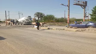 أثناء مرور القطار.. سيارة خرسانة تقتحم مزلقان الشلال ببني سويف - صور