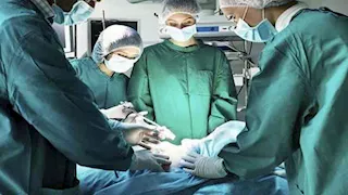 ليس مجرد تقليد.. لماذا يرتدي الجراحون اللون الأخضر أثناء العمليات؟