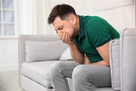 هل يمكن أن يكون التقيؤ على معدة فارغة علامة على مرض خطير؟