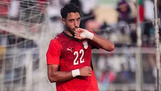 أطفال جنوب السودان يحتشدون حول عمر مرموش بعد خماسية المنتخب (صورة)