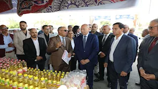 بالصور.. محافظ القاهرة يفتتح معرض "مع أهالينا" للسلع الغذائية بحي السلام