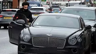 بعد إيقاف رخصته في إنجلترا.. تعرف على أسطول سيارات محمد صلاح