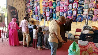  بتخفيضات 30%.. إقبال كبير على معارض "أهلاً مدارس" بأسوان -فيديو وصور