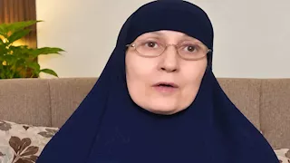 "مش بعرف أقرأ ولا أكتب لكن حافظاه".. حكاية الحاجة سُكرة مع القرآن الكريم بالمنوفية 