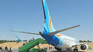 على متنها إسرائيليون.. أول فيديوهات من طائرة "فلاي دبي": دماء وإصابة الطيارين