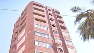 ميل برج سكني بالقوصية يثير القلق.. وقرارات هندسية بإزالة طابقين بأسيوط