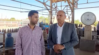 للتأكد من الأوزان والمواصفات.. رئيس مدينة سمالوط يتفقد محطة تعبئة بوتاجاز "شوشة"