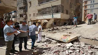 محافظ المنيا يتابع انهيار منزل عزبة شاهين ونائبه يشرف على عمليات الإنقاذ
