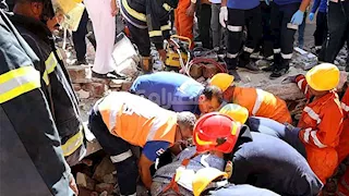 وفاة سيدة مسنة تحت أنقاض عقار المنيا.. صور انتشال الجثمان 