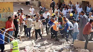 محافظ المنيا يوجه بإخلاء العقارات المجاورة لمنزل عزبة شاهين المنهار احترازيًا -صور