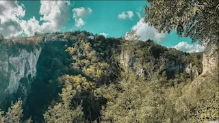 نهر يختفي داخل كهف غامض.. قصة البحيرة السرية في كرواتيا (صور)