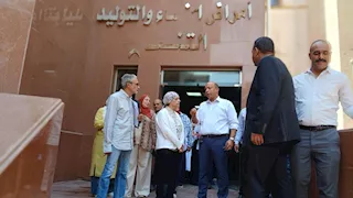 جولة ميدانية.. عميد "قصر العيني" يصدر توجيهات حاسمة لمجازاة المقصرين