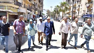 افتحوا الطريق للناس.. محافظ الأقصر يترك موكبه ويكمل جولته على الأقدام
