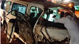 "العربية بقت خردة".. 13 مصابًا في انقلاب ميكروباص بطريق الإسماعيلية - السويس (صور)